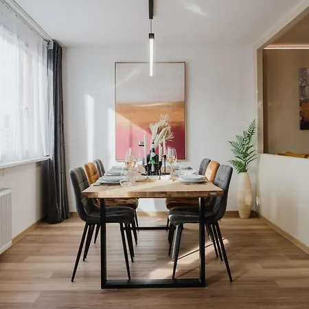 Days - 2bdr - Workspace - 200mbps Wifi Apartment *