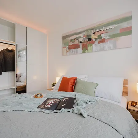 Days - Two-bedroom With Workspace And 200mbps Wifi
