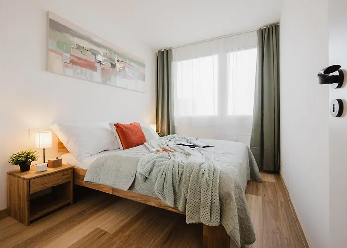 Days - Two-bedroom With Workspace And 200mbps Wifi * Прага