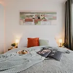 Apartman Days - Two-bedroom With Workspace And 200mbps Wifi *