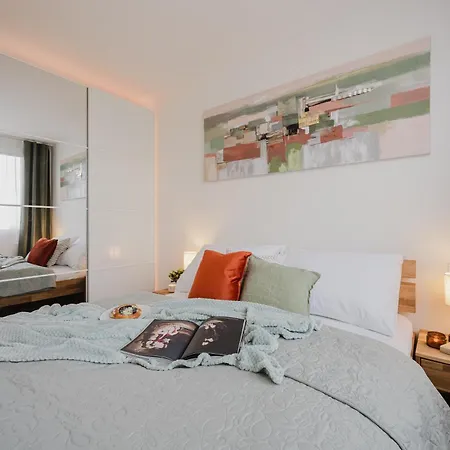 Days - Two-bedroom With Workspace And 200mbps Wifi פראג