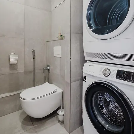 Days - Two-bedroom With Workspace And 200mbps Wifi דירה פראג