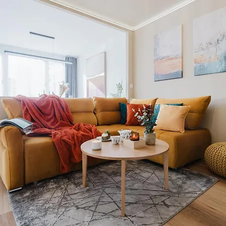 Days - Two-bedroom With Workspace And 200mbps Wifi דירה