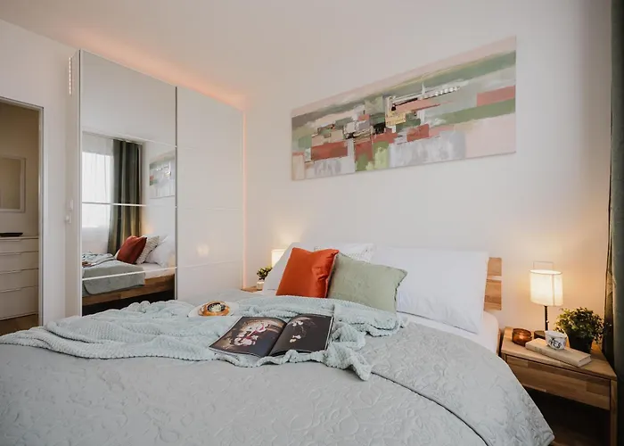 Days - Two-bedroom With Workspace And 200mbps Wifi פראג