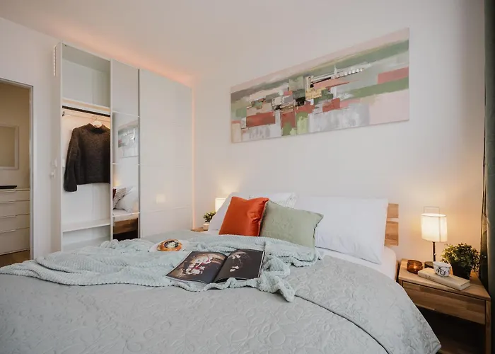 Days - Two-bedroom With Workspace And 200mbps Wifi