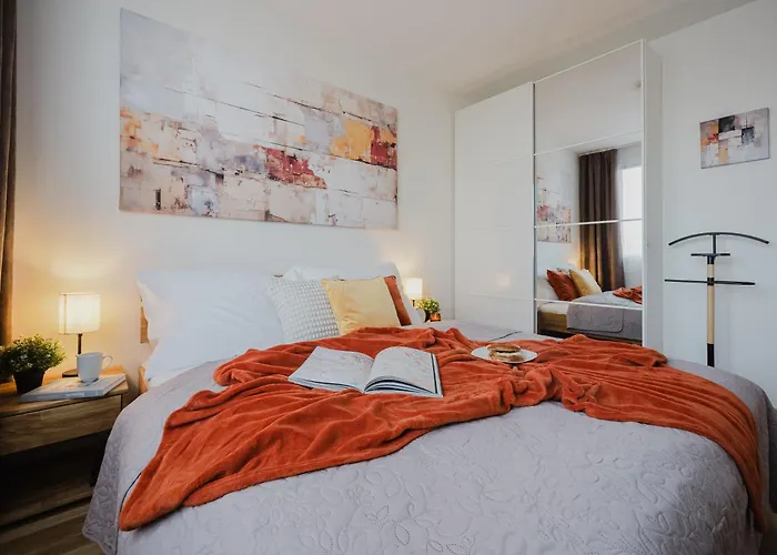 Days - Two-bedroom With Workspace And 200mbps Wifi דירה